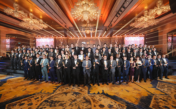 日聯(lián)科技海外子公司馬來西亞Ray Tech登榜 SME100「高速成長(zhǎng)企業(yè)獎(jiǎng)」日聯(lián)科技海外全資子公司馬來西亞Ray Tech (Malaysia) Sdn Bhd入選2025年度馬來西亞SME100 Award,Fast Moving Companies「高速成長(zhǎng)企業(yè)獎(jiǎng)」榜單 。 這一榮譽(yù)標(biāo)志著公司的創(chuàng)新能力與綜合實(shí)力已經(jīng)在東南亞企業(yè)界獲得權(quán)威認(rèn)可。 *SME100 Awards是東南亞地區(qū)權(quán)威的企業(yè)成長(zhǎng)風(fēng)向標(biāo)，由馬來西亞財(cái)政部引薦，聯(lián)合國(guó)家公信局等權(quán)威機(jī)構(gòu)創(chuàng)辦，以嚴(yán)苛的量化與質(zhì)化評(píng)估體系，綜合審視企業(yè)的成長(zhǎng)績(jī)效、創(chuàng)新能力、治理水平及社會(huì)貢獻(xiàn)。  【活動(dòng)現(xiàn)場(chǎng)】 （領(lǐng)獎(jiǎng)圖片） Ray Tech董事兼營(yíng)運(yùn)經(jīng)理 Alan Boon 領(lǐng)獎(jiǎng) 這一獎(jiǎng)項(xiàng)不僅是Ray Tech高速成長(zhǎng)與行業(yè)競(jìng)爭(zhēng)力的彰顯，更是業(yè)界對(duì)日聯(lián)出海東南亞發(fā)展成果的肯定。  打造馬來西亞高端智造檢測(cè)標(biāo)桿 Ray Tech (Malaysia) Sdn Bhd是日聯(lián)科技在海外打造的第一個(gè)綜合型基地，集研發(fā)、生產(chǎn)與技術(shù)服務(wù)于一體，構(gòu)建了全方位、一站式的技術(shù)支持體系，為東南亞制造業(yè)提供專業(yè)、系統(tǒng)的本土化智能檢測(cè)解決方案。